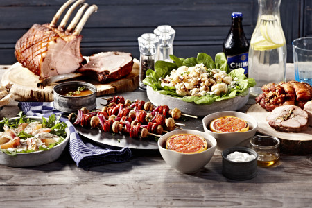 Sfeertafel-barbecue-met-varkensrack-kalkoenrollade-salades
